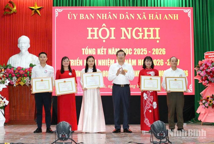 Lãnh đạo xã Hải Anh trao Giấy khen của Giám đốc Sở Giáo dục và Đào tạo cho các tập thể, cá nhân đạt thành tích xuất sắc trong công tác giáo dục. Ảnh: Khánh Dũng