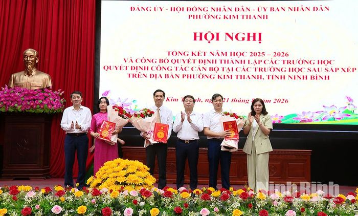 Thường trực Đảng ủy phường Kim Thanh trao quyết định bổ nhiệm Hiệu trưởng, Phó hiệu trưởng Trường THCS Kim Thanh. Ảnh: Nguyễn Oanh