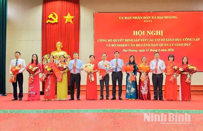 Đồng chí Trịnh Như Lâm, Tỉnh ủy viên, Bí thư Đảng uỷ, Chủ tịch HĐND xã Đại Hoàng và lãnh đạo xã Đại Hoàng trao Quyết định thành lập và tặng hoa chúc mừng các trường học sau sắp xếp. Ảnh: Thuỷ Lam