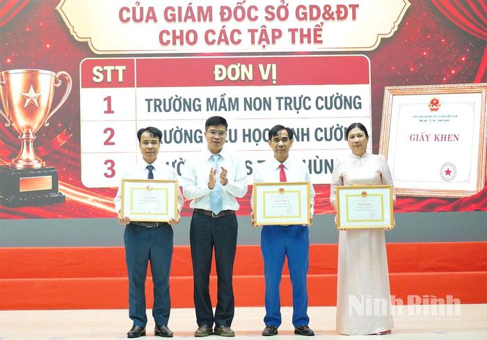 Lãnh đạo xã Ninh Cường trao Giấy khen của Giám đốc Sở Giáo dục và Đào tạo cho các tập thể có thành tích xuất sắc năm học 2025-2026. Ảnh: Diệu Linh