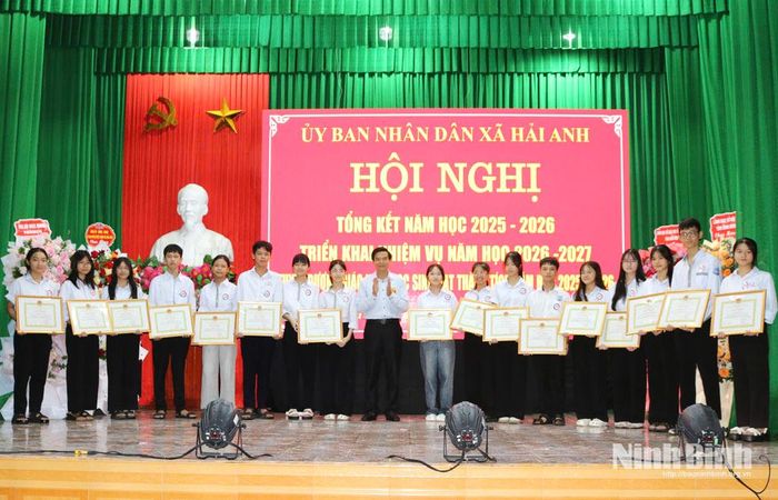 Lãnh đạo xã Hải Anh trao Giấy khen của Giám đốc Sở Giáo dục và Đào tạo cho học sinh đạt thành tích xuất sắc. Ảnh: Khánh Dũng