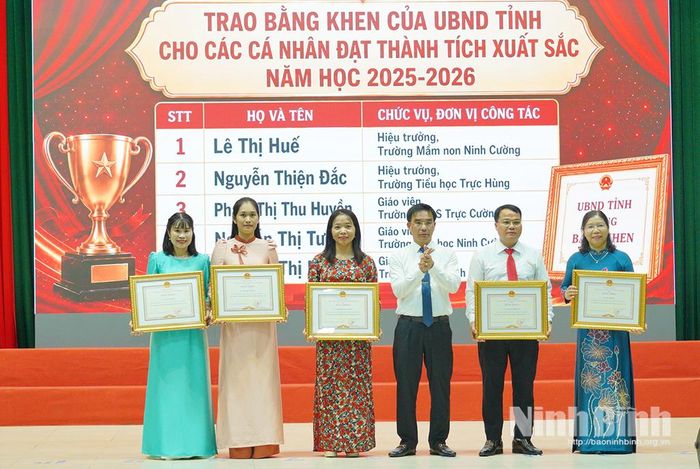 Lãnh đạo xã Ninh Cường trao Bằng khen của Chủ tịch UBND tỉnh cho các cá nhân đạt thành tích xuất sắc năm học 2025-2026. Ảnh: Diệu Linh