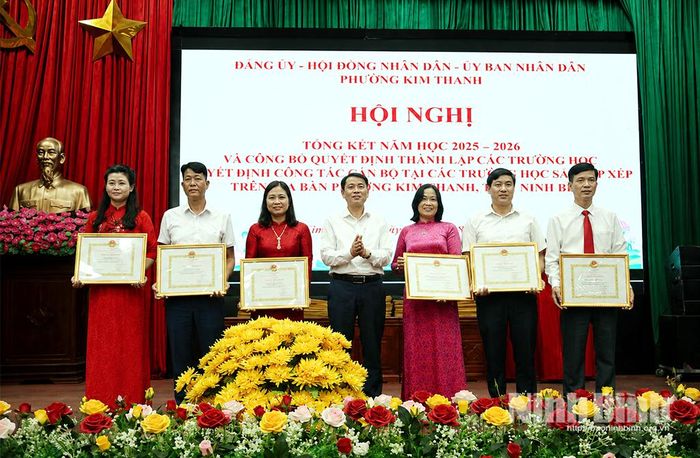 Lãnh đạo phường Kim Thanh trao Giấy khen của Giám đốc Sở Giáo dục và Đào tạo cho các tập thể, cá nhân có thành tích xuất sắc năm học 2025-2026. Ảnh: Nguyễn Oanh