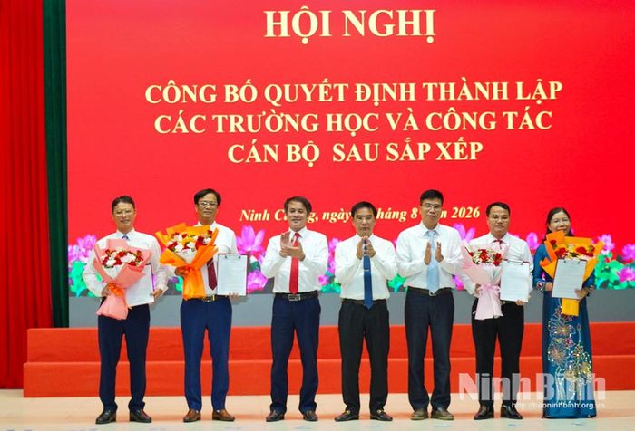 Lãnh đạo xã Ninh Cường trao các Quyết định thành lập trường học và công tác cán bộ. Ảnh: Diệu Linh