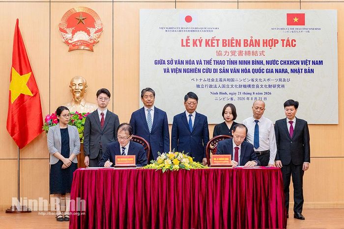Lãnh đạo Sở Văn hóa và Thể thao tỉnh Ninh Bình và Viện Nghiên cứu Di sản văn hóa quốc gia Nara, Nhật Bản ký kết Biên bản hợp tác.