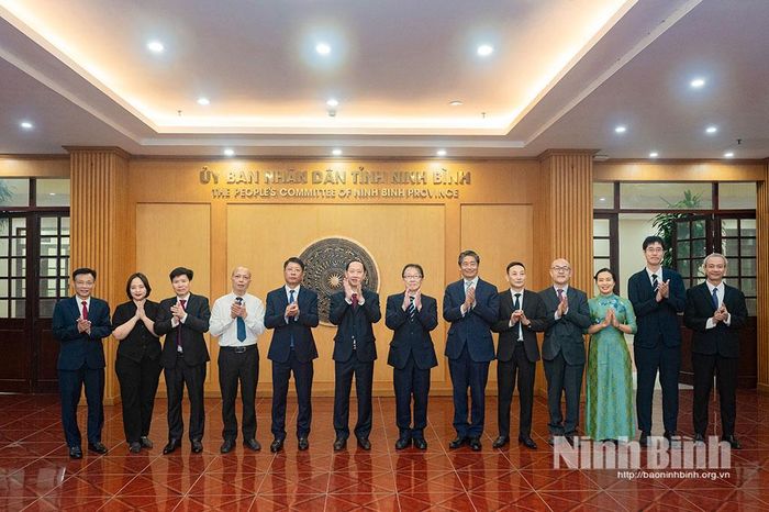 Các đại biểu chụp ảnh lưu niệm.
