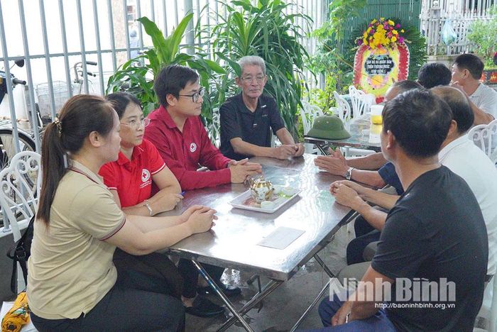 Đại diện Hội Chữ thập đỏ tỉnh thăm hỏi, chia buồn và trao hỗ trợ đột xuất cho người thân nạn nhân tại thôn Thượng Phúc, xã Hải Hưng.