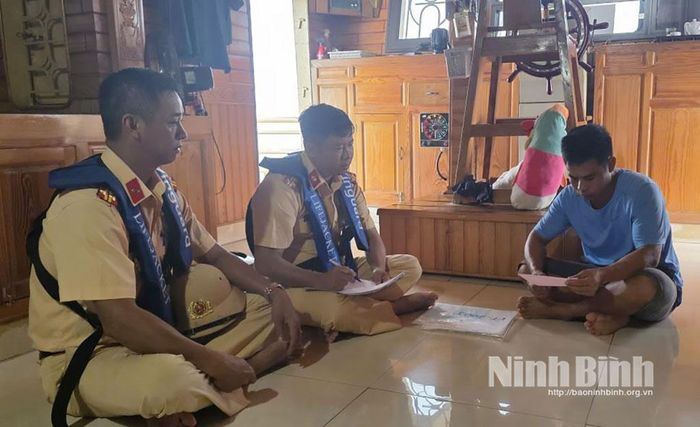 Đội Cảnh sát đường thủy số 2 Công an tỉnh Ninh Bình kiểm tra, phát hiện vụ vận chuyển hơn 700 m3 cát đen không có hóa đơn, chứng từ chứng minh nguồn gốc, xuất xứ.