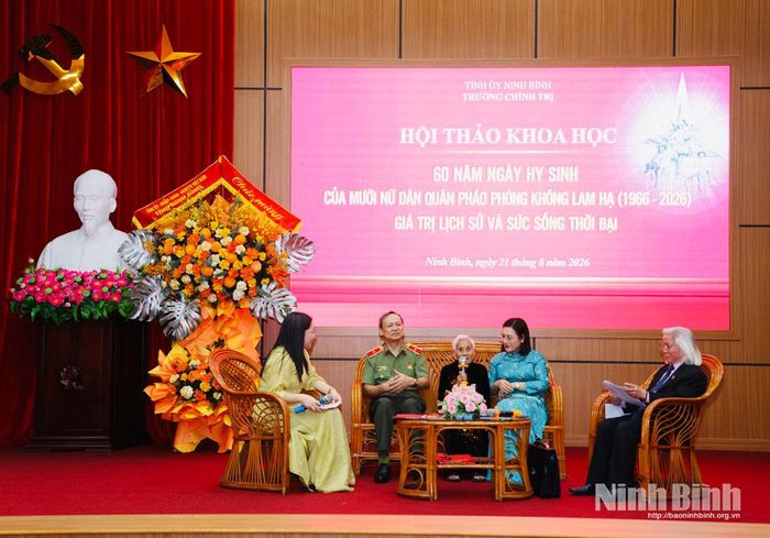 Toạ đàm, trao đổi với các đại biểu, các nhân chứng lịch sử tại Hội thảo.