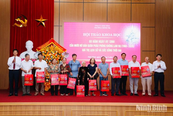 Đồng chí Trưởng Ban Tuyên giáo và Dân vận Tỉnh ủy Nguyễn Đức Toàn và đồng chí Hiệu trưởng Trường Chính trị tỉnh trao tặng quà cho các nhân chứng lịch sử, thân nhân của Mười nữ dân quân pháo phòng không Lam Hạ.