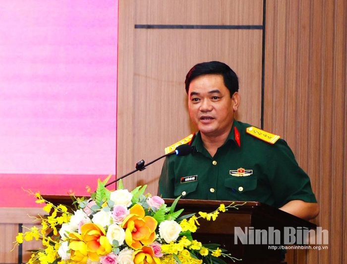Đại tá Nguyễn Văn Thiện, Chủ nhiệm Chính trị, Bộ Chỉ huy quân sự tỉnh phát biểu tham luận tại Hội thảo.