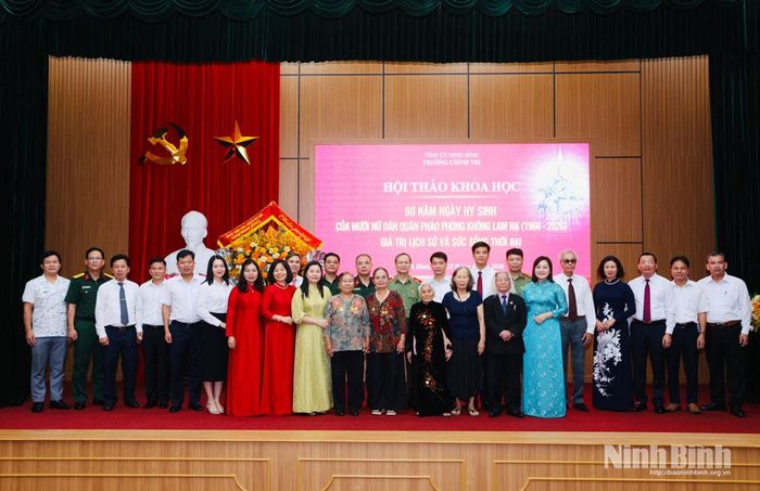 Các đại biểu dự Hội thảo chụp ảnh lưu niệm.