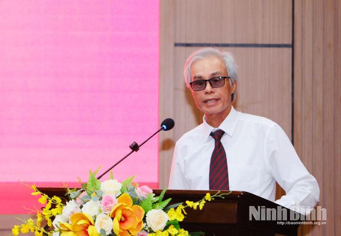 PGS.TS. Phạm Quốc Sử, Trường Đại học Sư phạm Hà Nội tham luận tại Hội thảo.