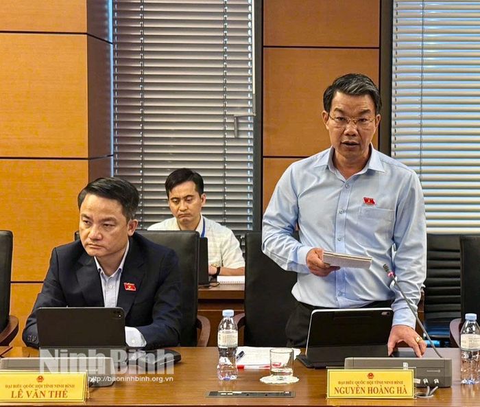 Đại biểu Nguyễn Hoàng Hà, Ủy viên Ban Thường vụ Tỉnh ủy, Phó Chủ tịch Thường trực Ủy ban MTTQ Việt Nam tỉnh Ninh Bình phát biểu thảo luận tại Tổ.
