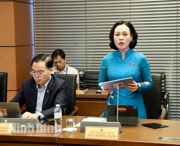 Đại biểu Trần Thị Hồng Thanh, Tỉnh ủy viên, Phó Trưởng Đoàn ĐBQH chuyên trách tỉnh Ninh Bình phát biểu thảo luận tại Tổ
