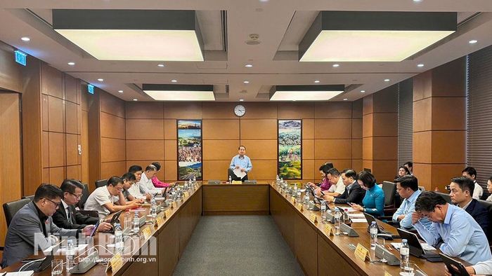 Đoàn ĐBQH tỉnh Ninh Bình thảo luận tại Tổ số 10 cùng Đoàn ĐBQH tỉnh Sơn La.