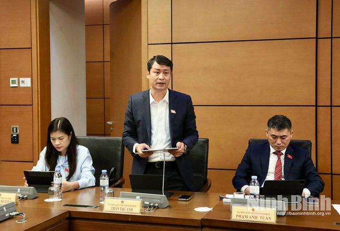 Đại biểu Trần Thế Anh, Bí thư Đảng ủy, Chủ tịch HĐND xã Hải Hậu, tỉnh Ninh Bình phát biểu thảo luận tại Tổ.