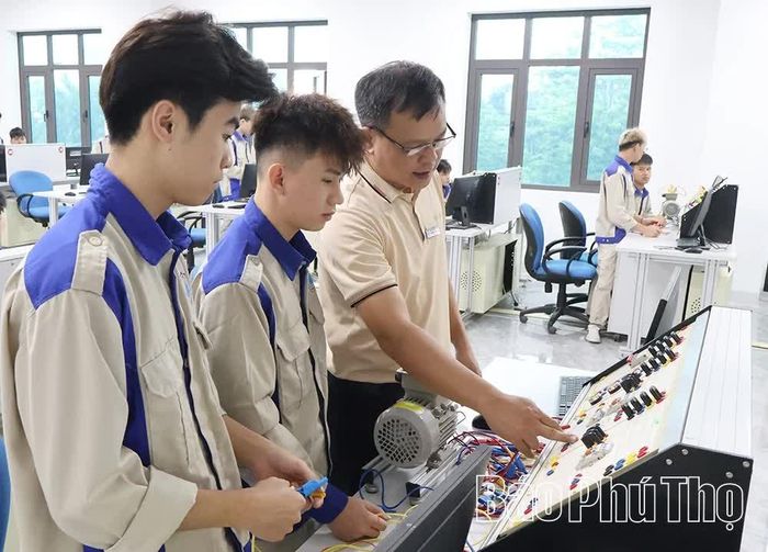 Sinh viên Trường Cao đẳng Cơ điện và Nông lâm Phú Thọ trong giờ thực hành.