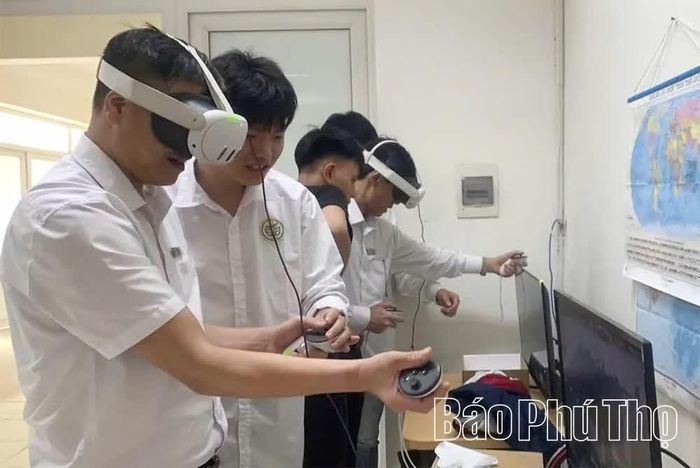 Tiên phong thực hiện chuyển đổi số, học sinh Trường THPT Đồng Đậu được thực hành kính thực tế ảo VR, góp phần nâng cao hiệu quả học tập.