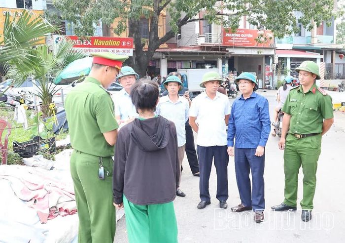 Lực lượng chức năng xã Bình Xuyên nắm tình hình thực địa tại một dự án cải tạo đường giao thông thuộc khu vực trung tâm xã.