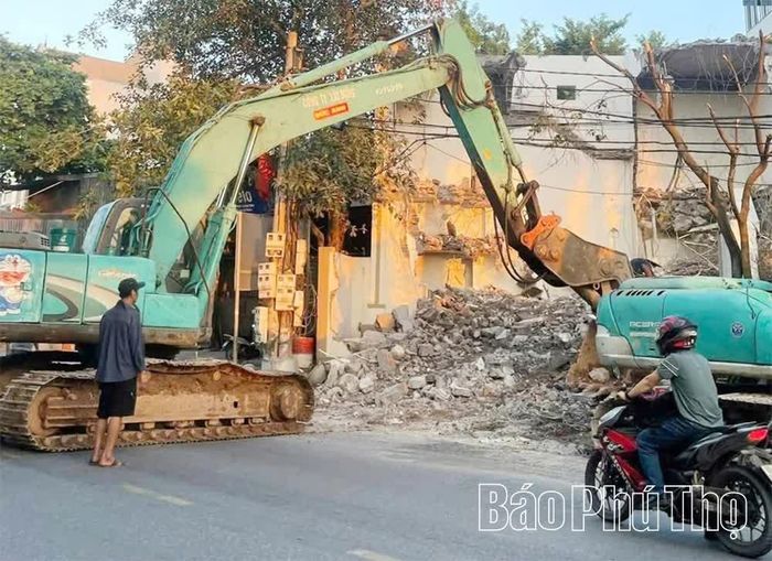 Người dân tháo dỡ công trình nhà ở để bàn giao mặt bằng cho dự án.