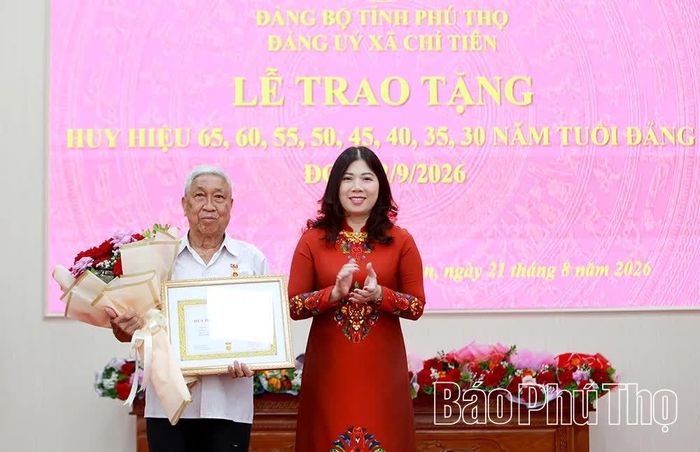 Phó Chủ tịch HĐND tỉnh Nguyễn Thị Hồng Lâm trao tặng Huy hiệu 65 năm tuổi Đảng cho đảng viên lão thành Trần Văn Ý, Chi bộ thôn Trần Phú.