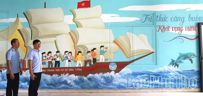 Bức tranh nổi bật với khẩu hiệu “Tri thức căng buồm - khát vọng vươn khơi” vừa được hoàn thành để chào đón năm học mới tại Trường THCS Vĩnh Tường.
