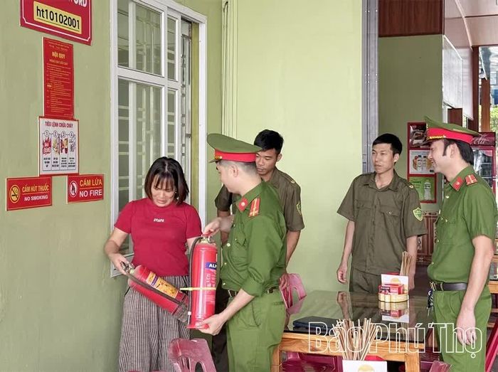 Công an xã thường xuyên kiểm tra công tác phòng cháy, chữa cháy tại các hộ kinh doanh trên địa bàn.