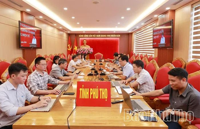 Các đại biểu tham gia tập huấn trực tuyến toàn quốc về việc triển khai thực hiện 4 thủ tục hành chính của Đảng trên môi trường điện tử.