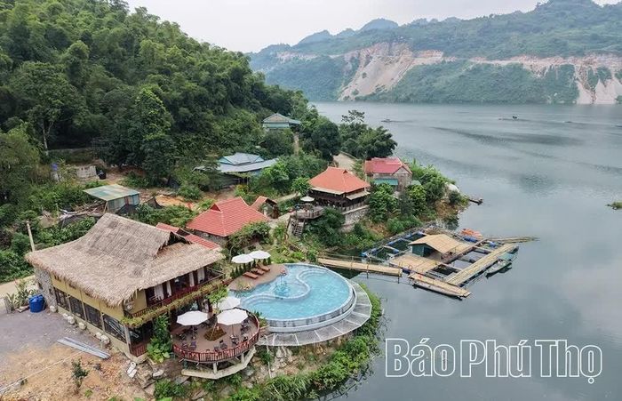 Lợi thế vùng lòng hồ tạo điều kiện để Đà Bắc phát triển kinh tế tập thể gắn với phát triển du lịch cộng đồng, du lịch trải nghiệm theo hình thức sinh thái xanh.
