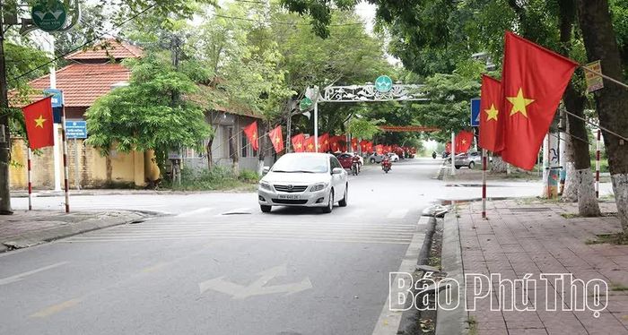 Cờ Tổ quốc rực rỡ trên các tuyến đường phường Vĩnh Yên trong những ngày lễ.