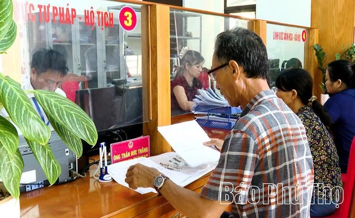Người dân được hướng dẫn, giải quyết thủ tục hành chính tại Trung tâm Phục vụ hành chính công xã Liên Châu.
