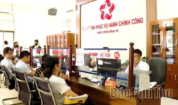 Người dân thực hiện thủ tục hành chính tại Trung tâm Phục vụ hành chính công xã Bình Nguyên.