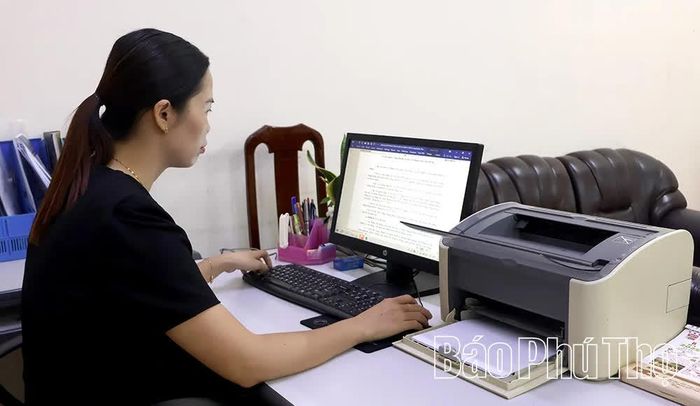 Cán bộ Ủy ban Kiểm tra Đảng ủy xã Cao Phong cập nhật, số hóa hồ sơ.