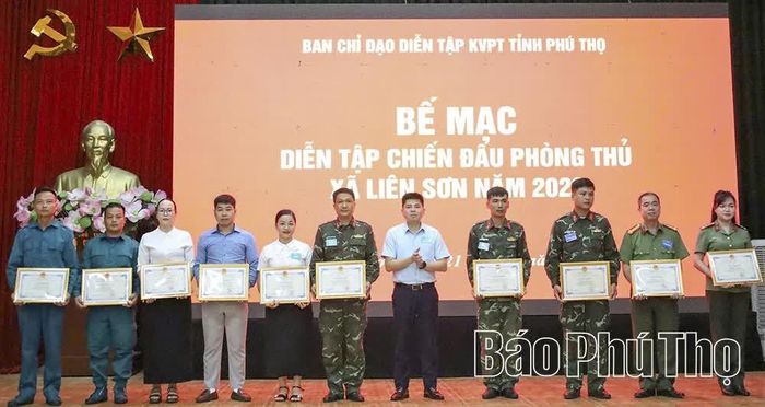 Lãnh đạo xã Liên Sơn tặng Giấy khen cho các cá nhân có thành tích xuất sắc trong thực hiện nhiệm vụ diễn tập.