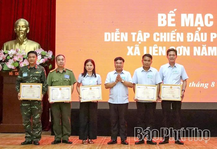 Lãnh đạo xã Liên Sơn tặng Giấy khen cho 5 tập thể có thành tích xuất sắc trong thực hiện nhiệm vụ diễn tập.