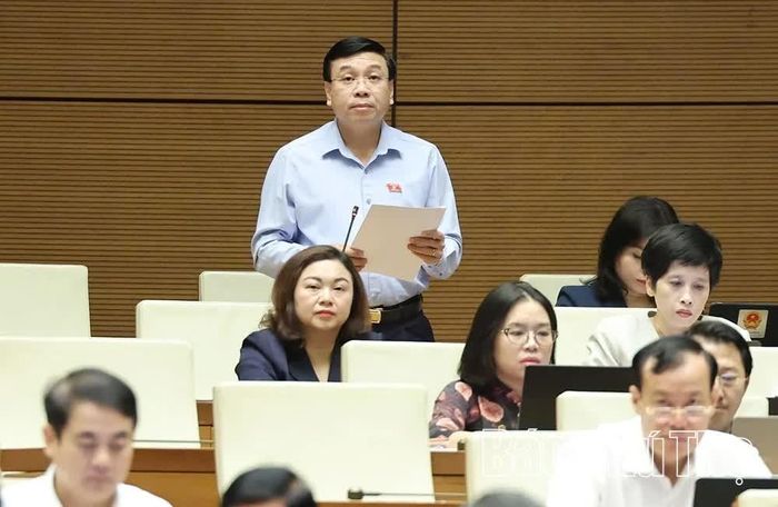 Đại biểu Quốc hội tỉnh Phú Thọ Nguyễn Văn Mạnh thảo luận tại hội trường.