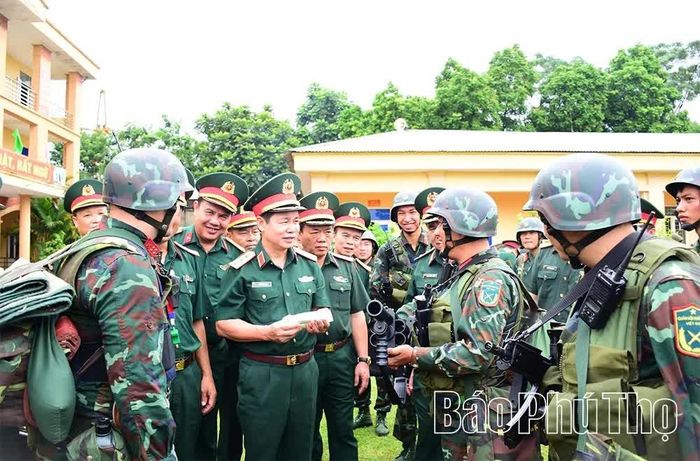 Thượng tướng Đỗ Xuân Tụng kiểm tra luyện tập phương án SSCĐ của Đại đội Trinh sát cơ giới 1, Bộ CHQS tỉnh.