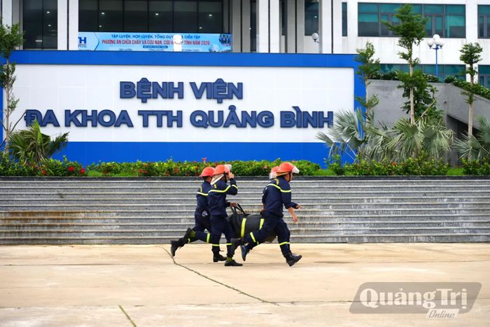 Lực lượng Cảnh sát phòng cháy, chữa cháy và cứu nạn, cứu hộ tham gia hợp luyện - Ảnh: T.Đ