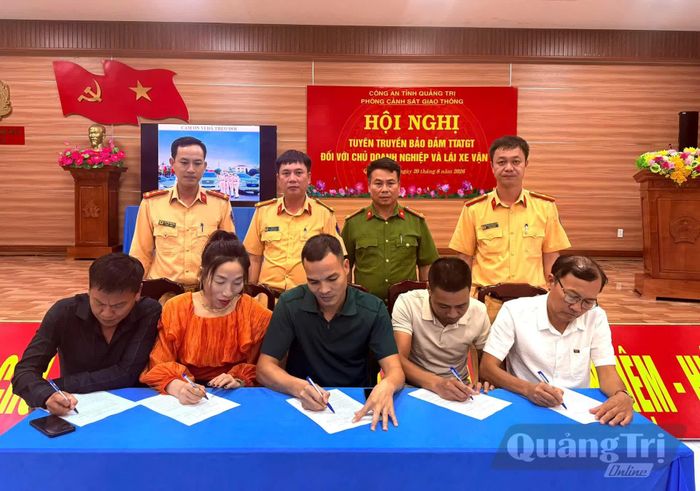 Ký cam kết chấp hành nghiêm các quy định của pháp luật về bảo đảm trật tự, an toàn giao thông - Ảnh: T.Đ