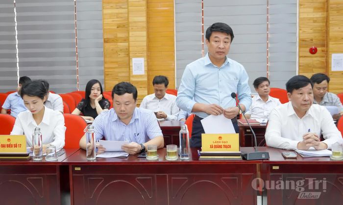 Đại diện lãnh đạo UBND xã Quảng Trạch báo cáo tại buổi làm việc - Ảnh: N.H