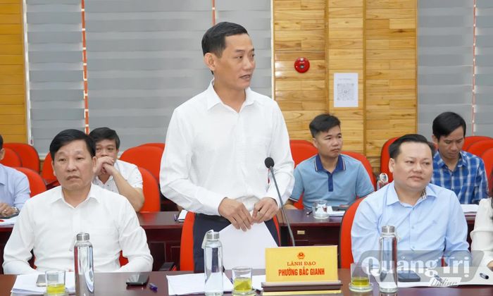 Đại diện lãnh đạo UBND phường Bắc Gianh báo cáo tại buổi làm việc - Ảnh: N.H