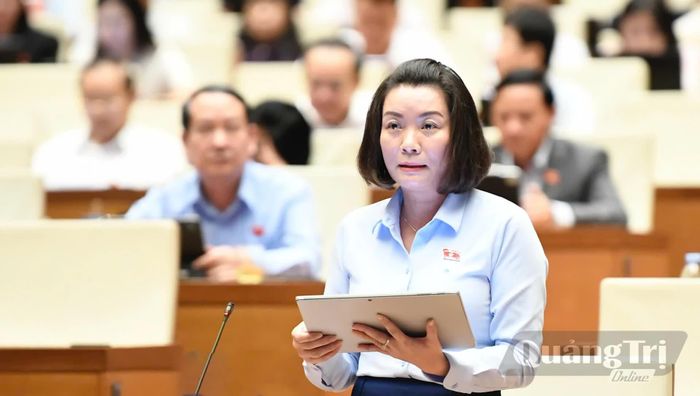 Đồng chí Nguyễn Minh Tâm, Phó trưởng đoàn chuyên trách Đoàn đại biểu Quốc hội tỉnh thảo luận tại hội trường về dự thảo Luật Đất đai (sửa đổi) - Ảnh: N.M