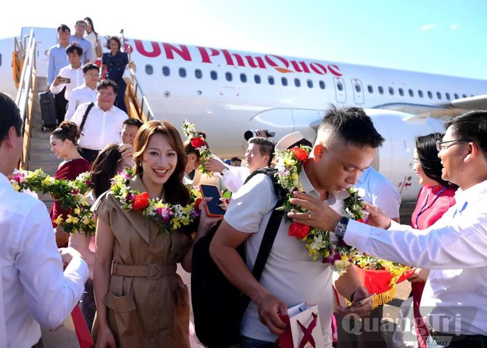 Du khách không giấu được niềm vui và xúc động khi được lãnh đạo tỉnh Quảng Trị và người dân chào đón - Ảnh: T.Đ