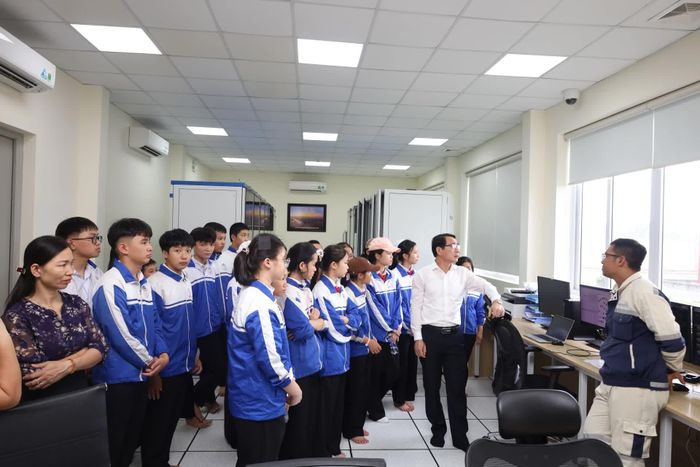 Học sinh tìm hiểu quy trình vận hành hệ thống điện gió tại phòng điều khiển Nhà máy điện gió BT1 - Ảnh: Quang Ngọc