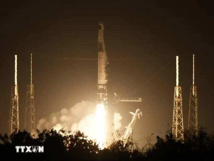 Tên lửa Falcon 9 mang theo tàu vũ trụ Crew Dragon rời bệ phóng tại Trạm Lực lượng Không gian Cape Canaveral, bang Florida, Mỹ, ngày 13/2/2026. (Ảnh: AA/TTXVN)