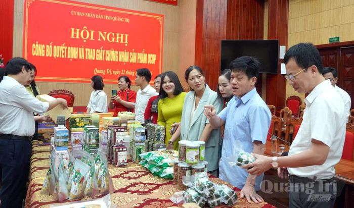 Đồng chí Lê Văn Bảo, Phó Chủ tịch UBND tỉnh và các đại biểu tham quan các sản phẩm đặc sản địa phương - Ảnh: H.Tr