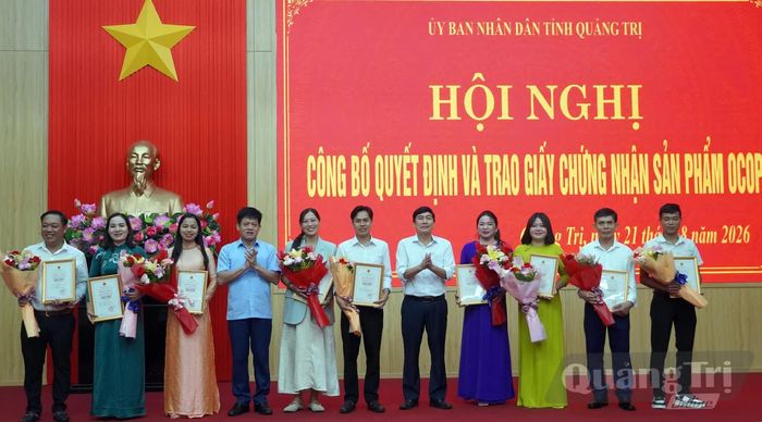 Đồng chí Lê Văn Bảo, Phó Chủ tịch UBND tỉnh và đại diện lãnh đạo Sở Nông nghiệp và Môi trường trao giấy chứng nhận và tặng hoa chúc mừng các chủ thể có sản phẩm OCOP 3 sao - Ảnh: H.Tr