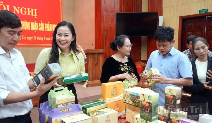 Đồng chí Lê Văn Bảo, Phó Chủ tịch UBND tỉnh và các đại biểu tham quan các sản phẩm đặc sản địa phương - Ảnh: H.Tr