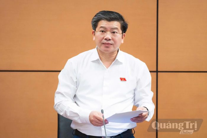 Đồng chí Trần Vũ Khiêm, Phó Bí thư Thường trực Tỉnh ủy, Trưởng đoàn đại biểu Quốc hội tỉnh thảo luận tại tổ - Ảnh: N.M